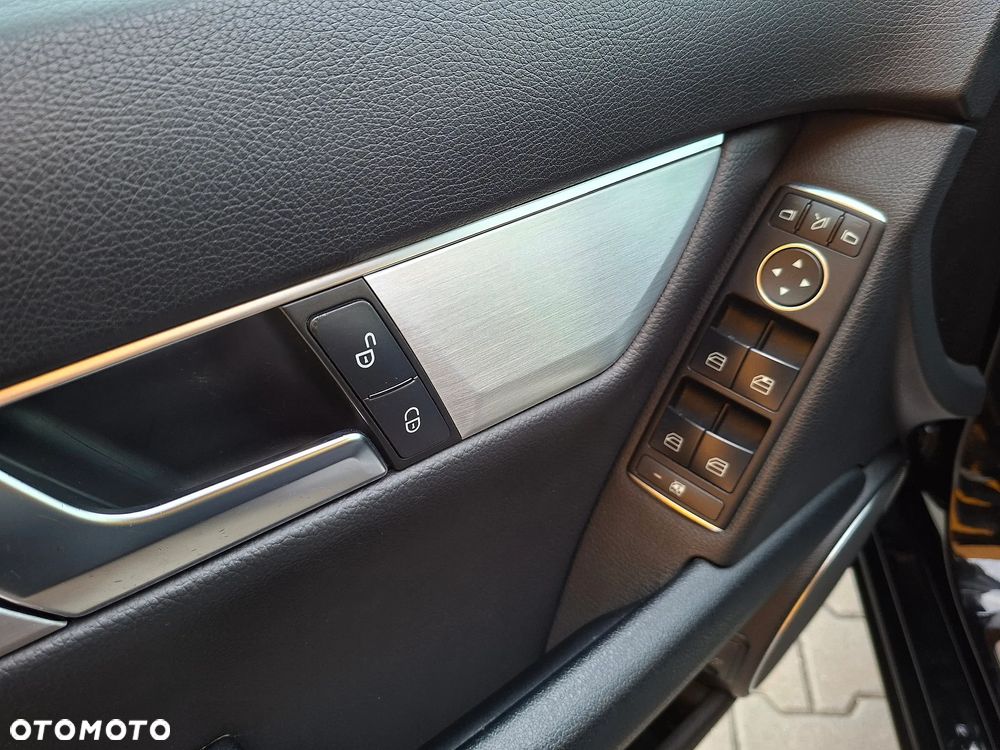Mercedes-Benz Klasa C 180 CGI BlueEFFICIENCY Avantgarde - 33