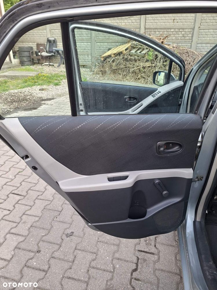 Toyota Yaris 1.3 Sol MM - 11