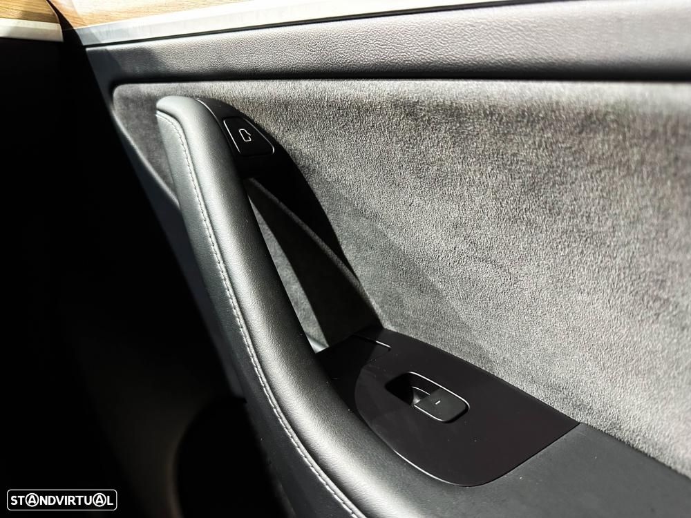 Tesla Model Y Performance Dual Motor AWD - 35