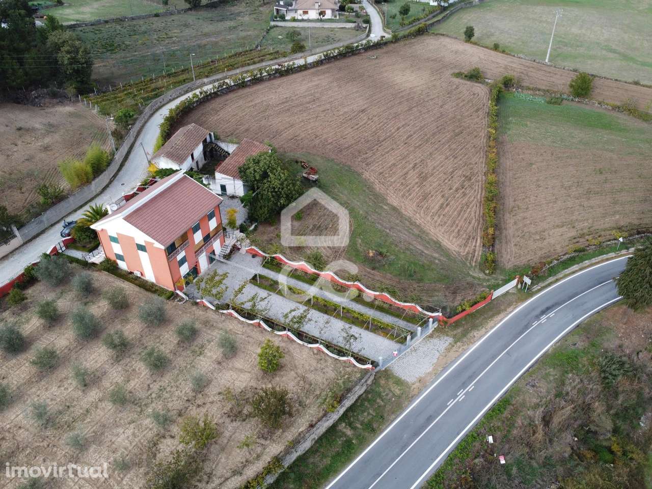 Moradia isolada com terreno de grandes dimensões junto á Estrada Nacio - Grande imagem: 3/19