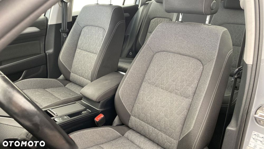 Volkswagen Passat - 11