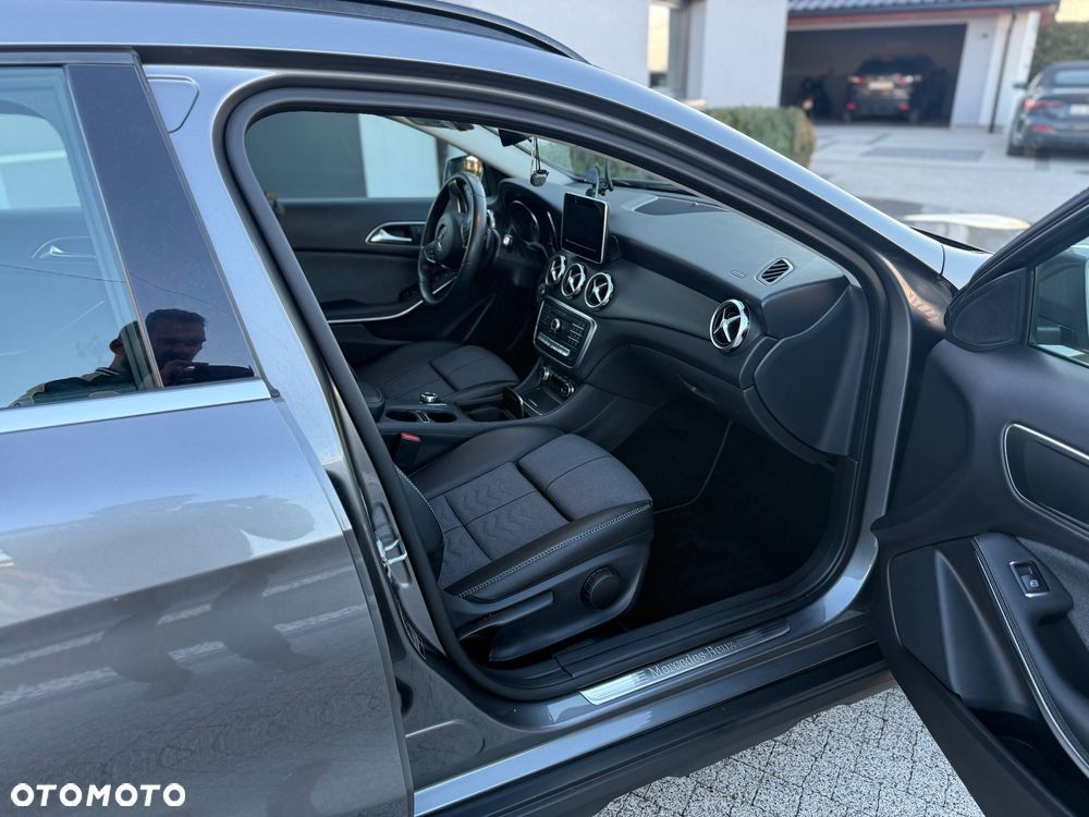 Mercedes-Benz GLA 180 7G-DCT - 11