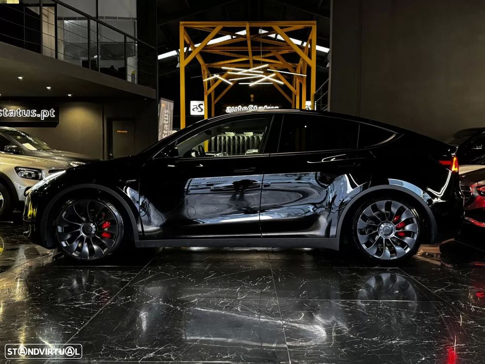 Tesla Model Y - 8