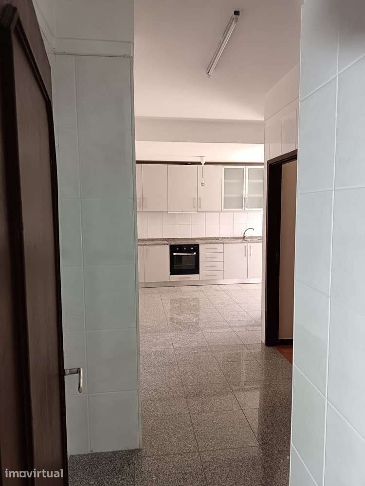 T5 Espaçoso com Garagem na Praça Sá Carneiro | Porto - Grande imagem: 5/13