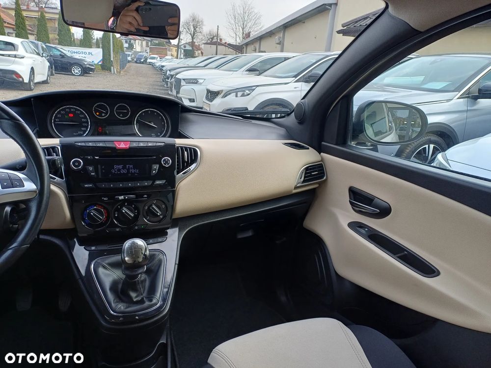 Lancia Ypsilon 1.2 8V Platino (4 os.) - 19