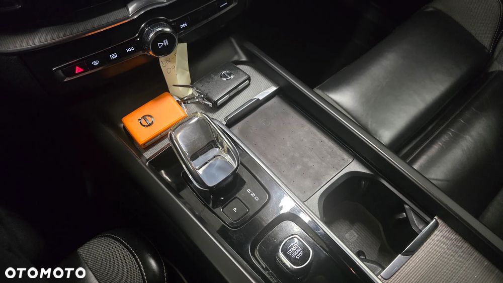 Volvo XC 60 B4 D Plus Dark - 28
