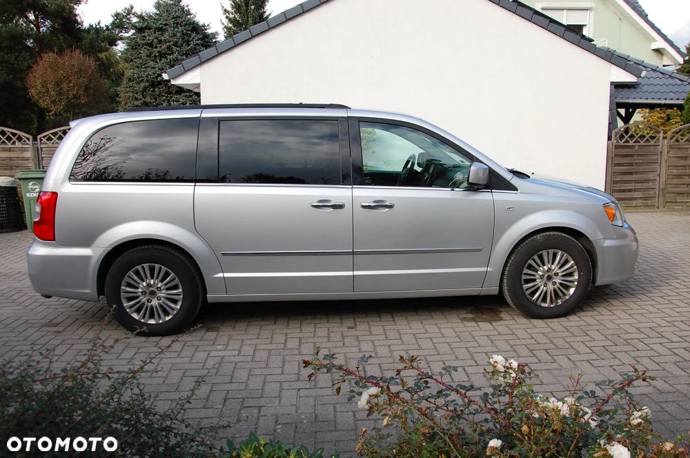 Lancia Voyager 2012 photo 5