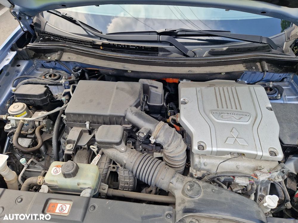 Mitsubishi Outlander 2.0 4WD Plug-In Hybrid Plus - 10