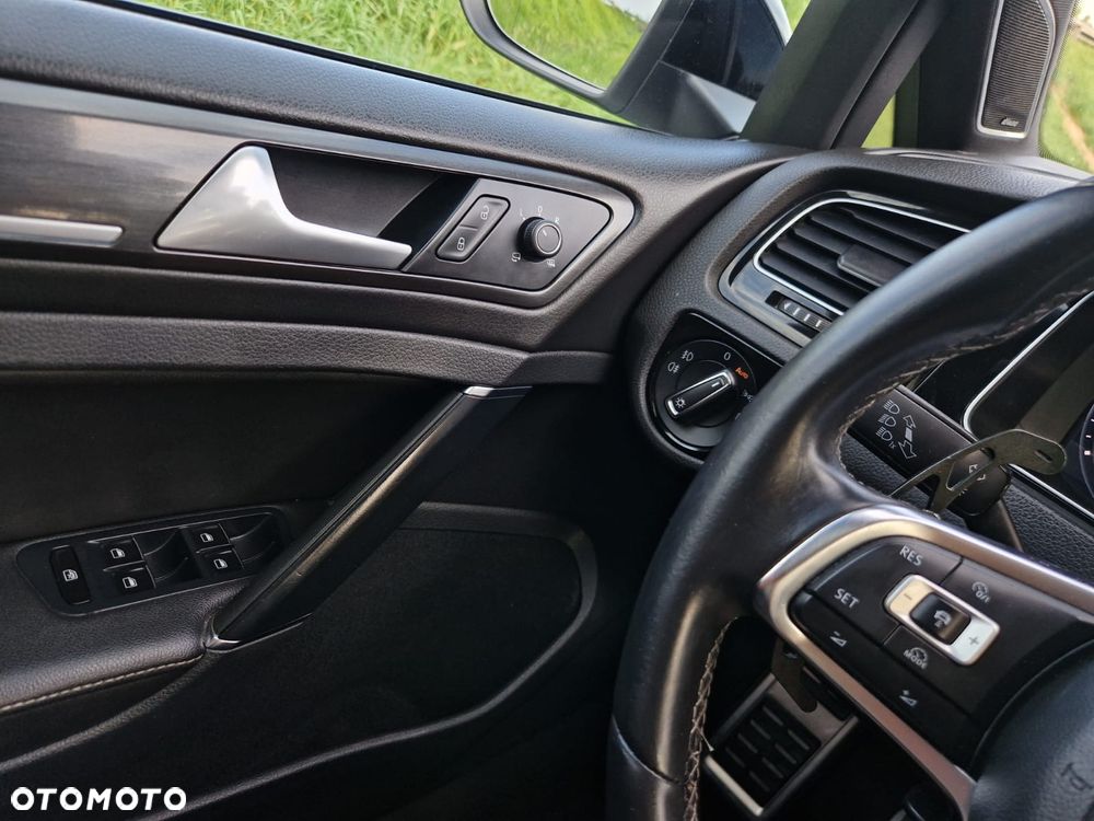 Volkswagen Golf - 22