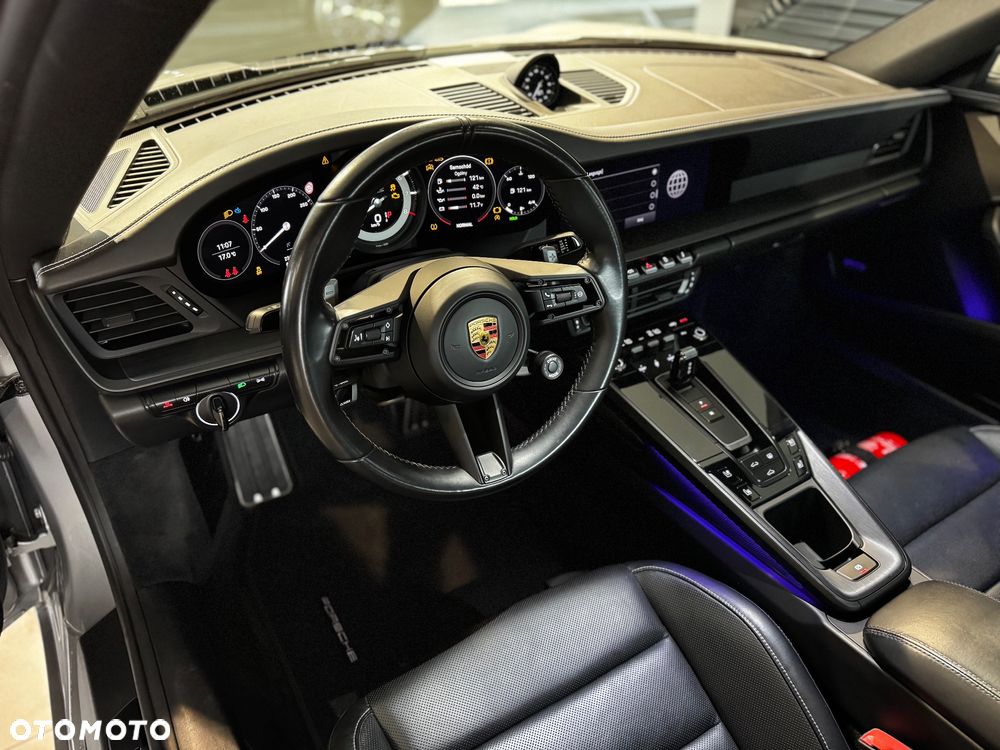 Porsche 911 Carrera GTS - 25