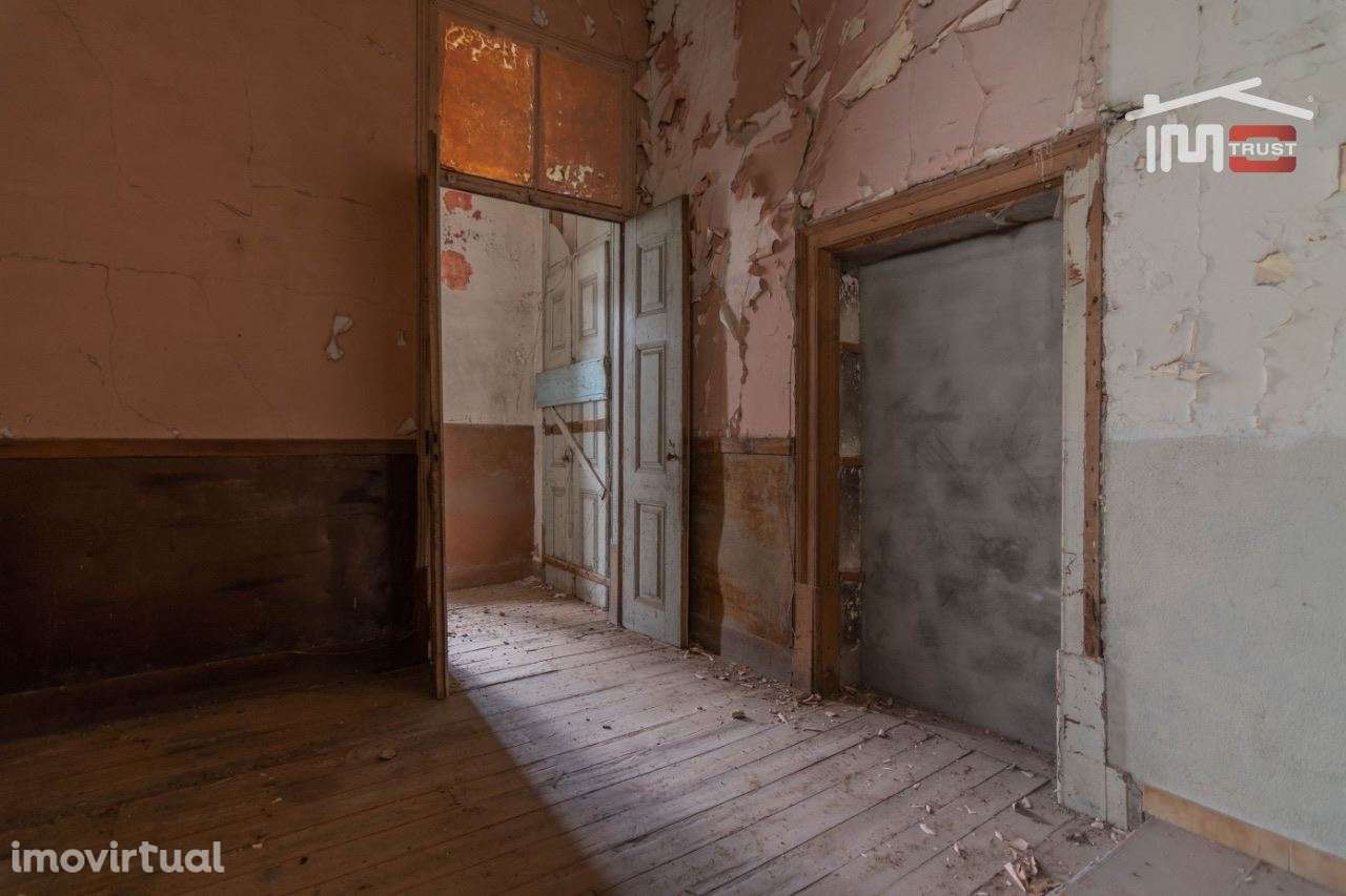 Edifício para restauro em frente á estação de Fátima - Grande imagem: 3/31