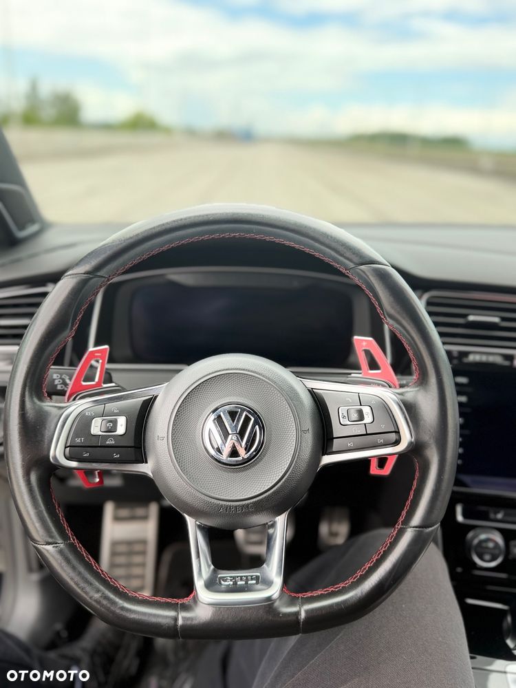 Volkswagen Golf - 22