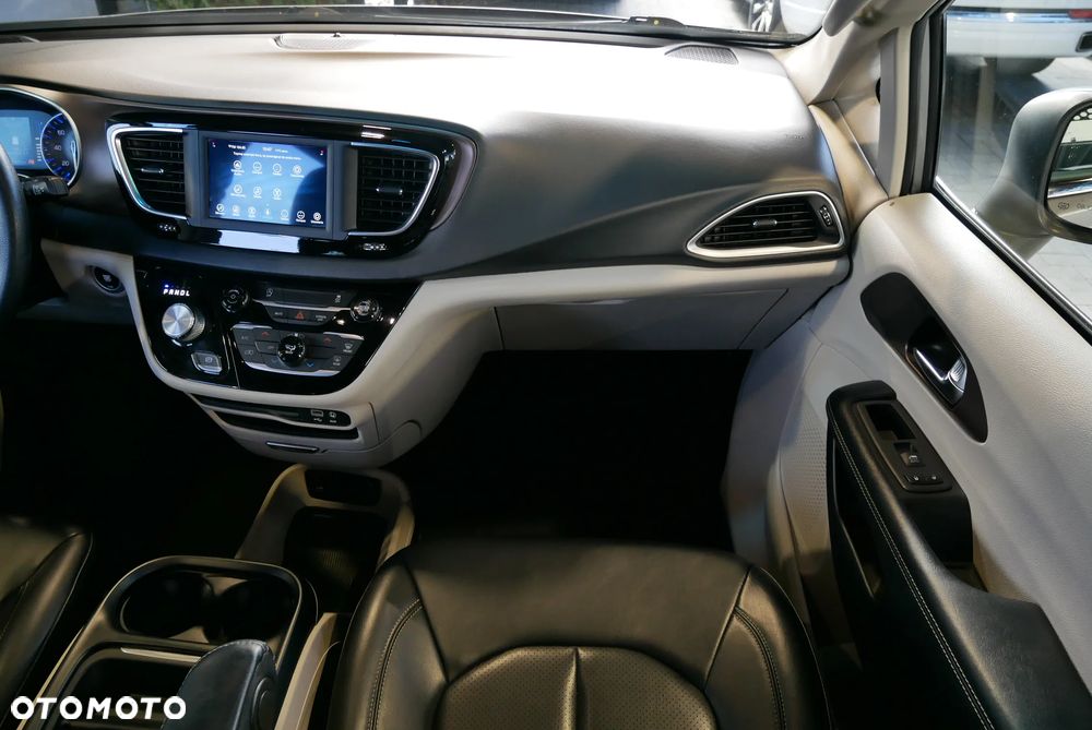 Chrysler Pacifica - 15