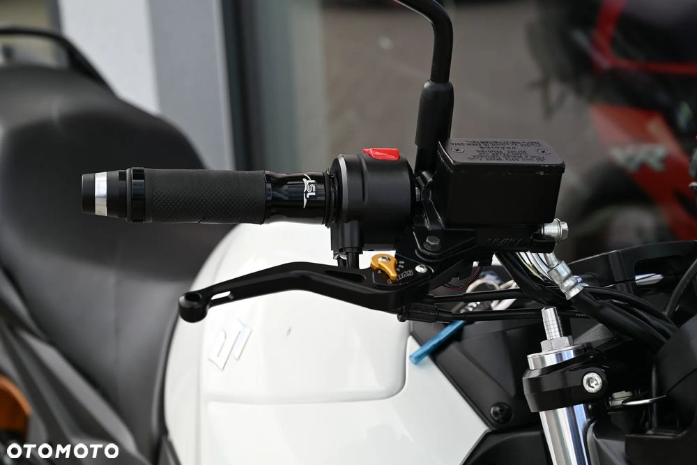 Suzuki GSR - 28