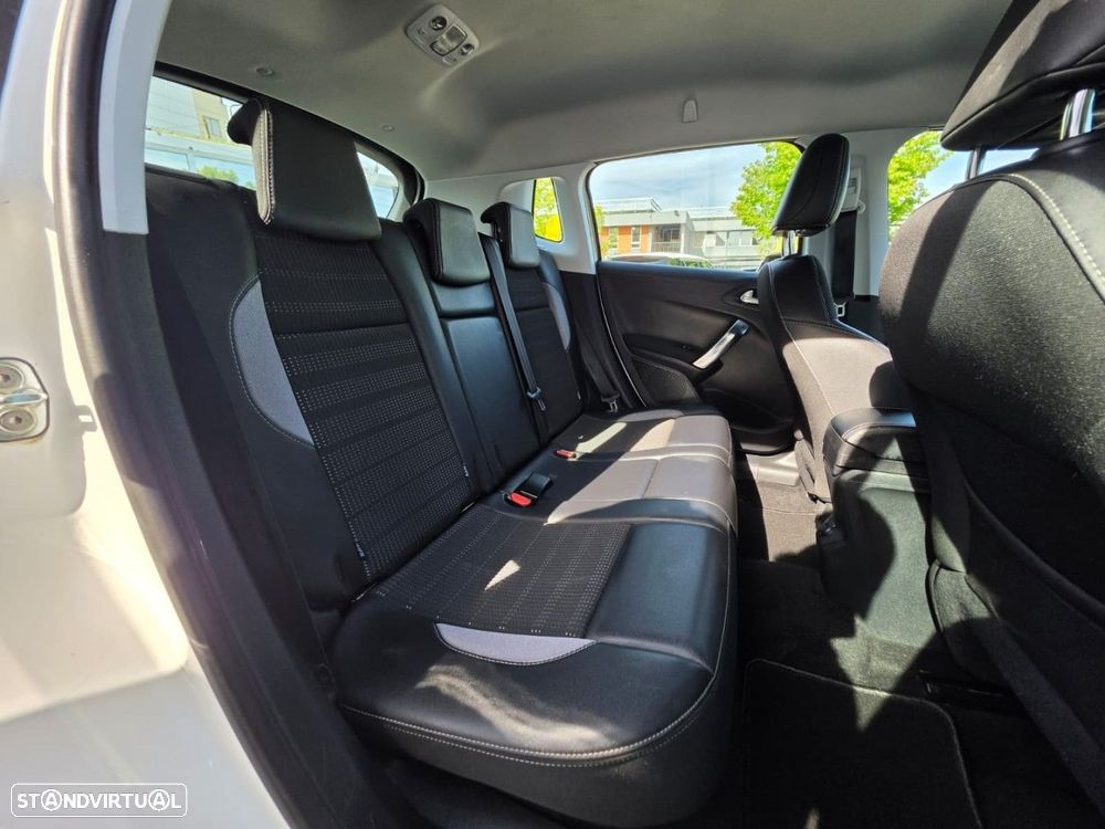 Peugeot 2008 1.2 PureTech Allure EAT6 - 15