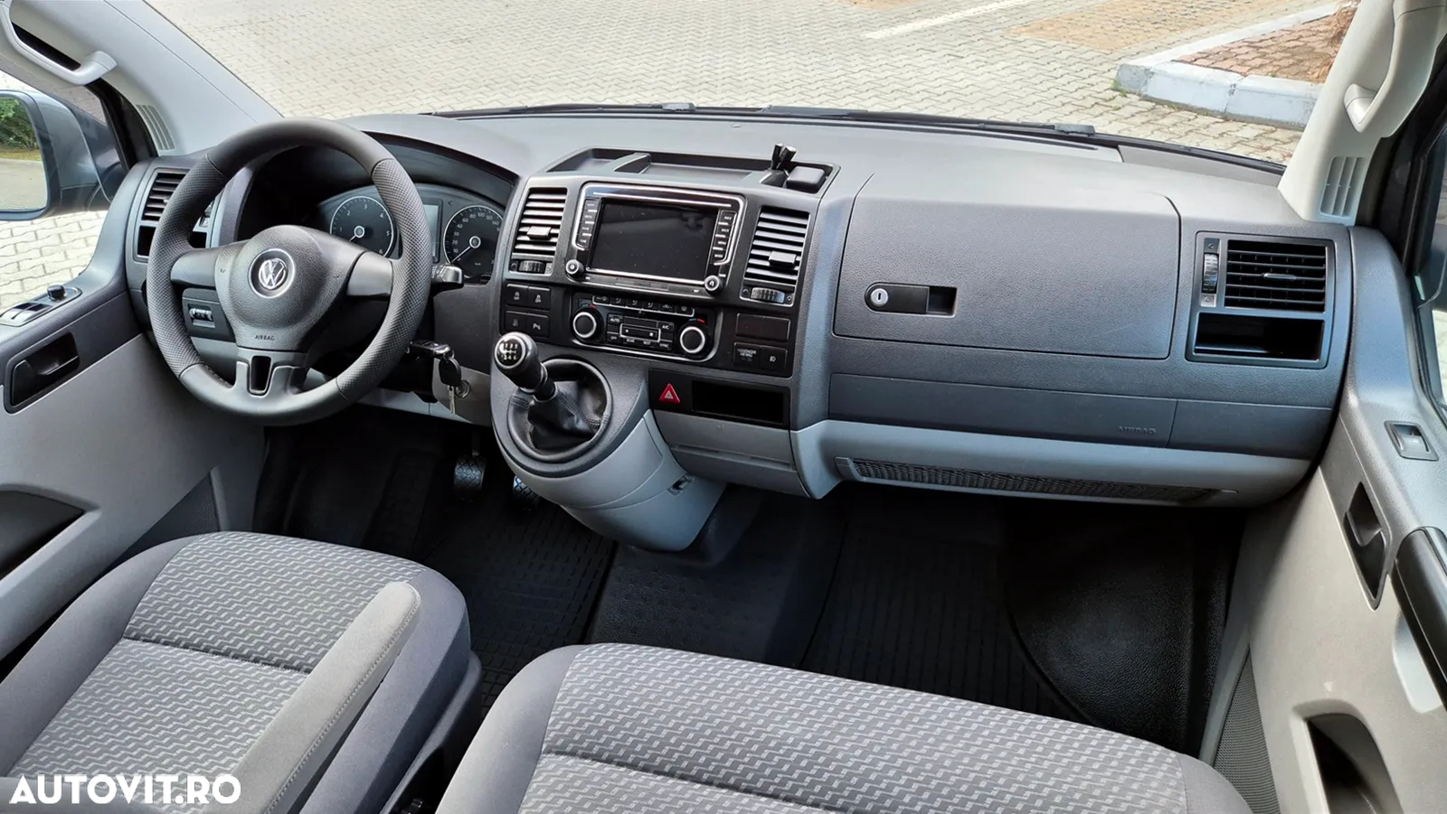 Volkswagen Caravelle - 8