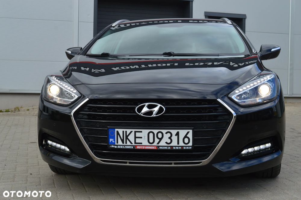 Hyundai i40 Kombi blue 1.6 Family+ - 12