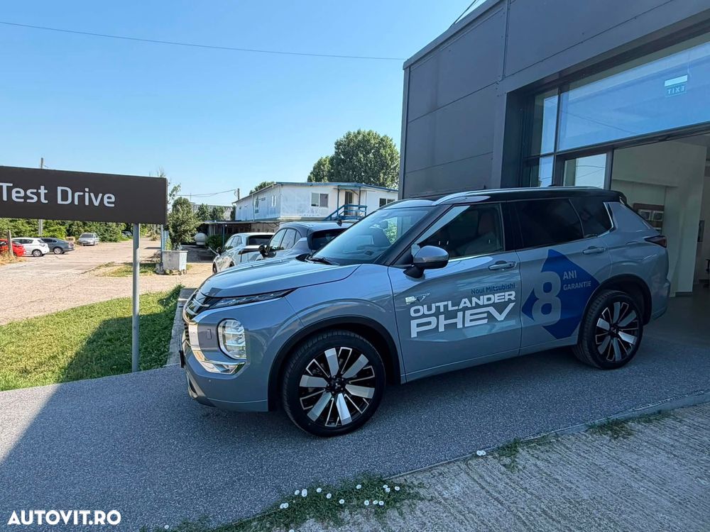 Mitsubishi Outlander 2.4 L 4X4 PHEV Instyle Ultimate - 17
