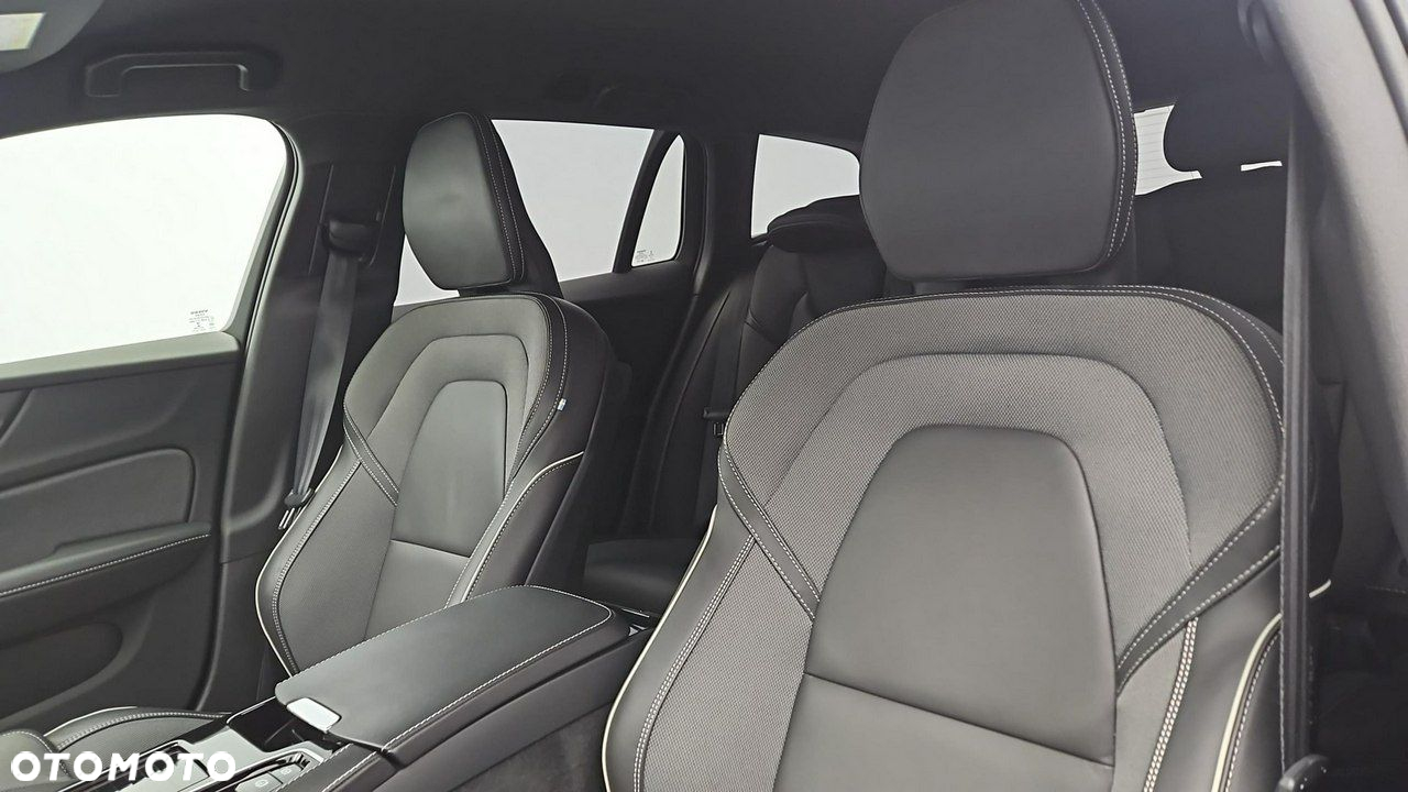 Volvo V60 T8 AWD Plug-In Hybrid R-Design - 11