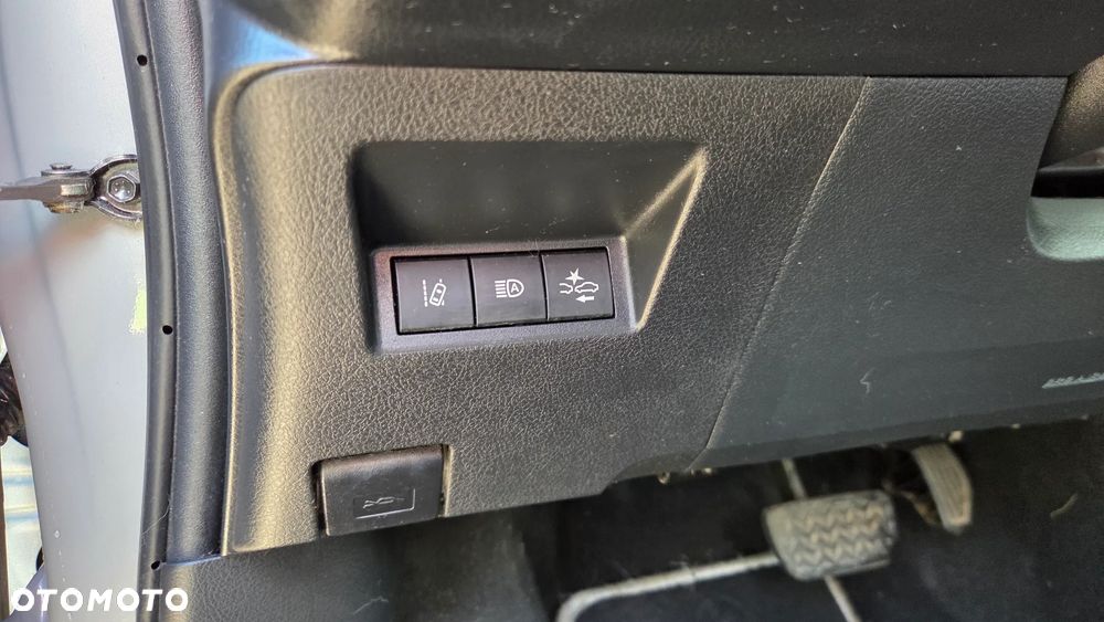 Toyota Yaris Hybrid 100 Selection Platinum - 11