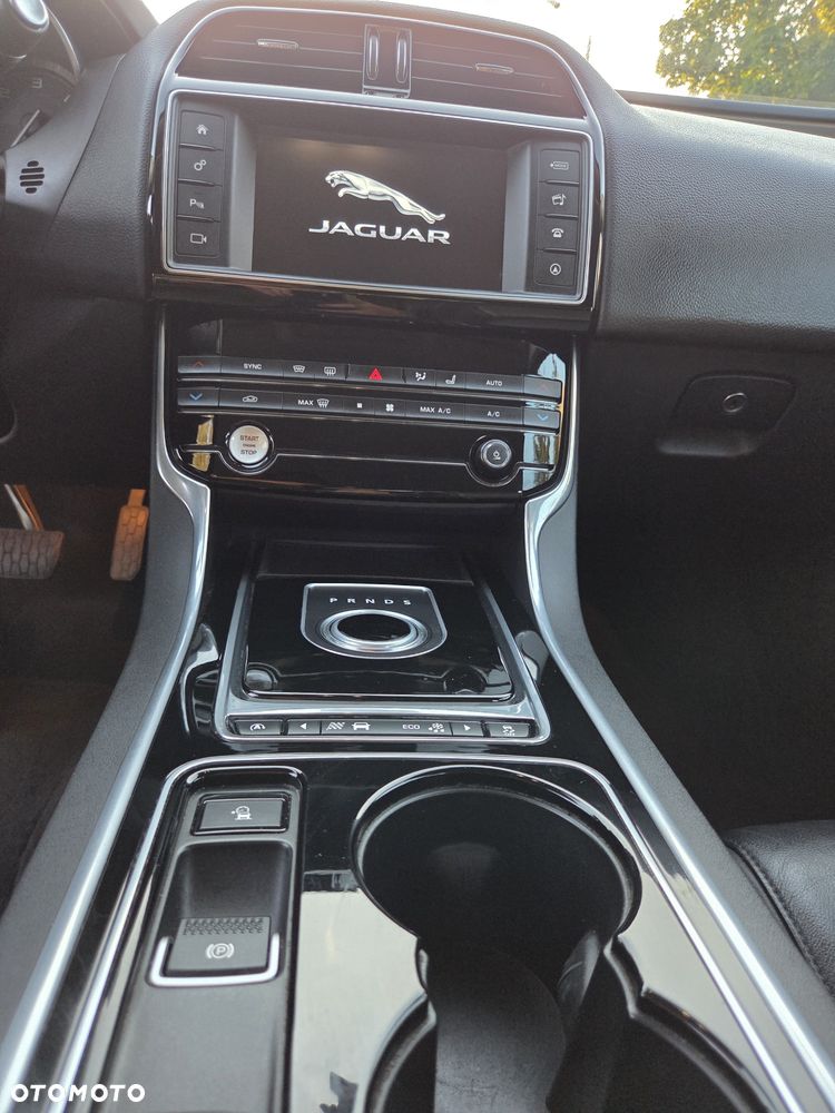 Jaguar XE - 6