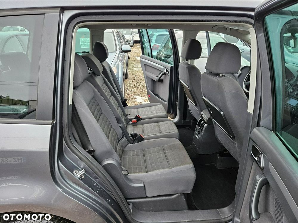Volkswagen Touran - 12