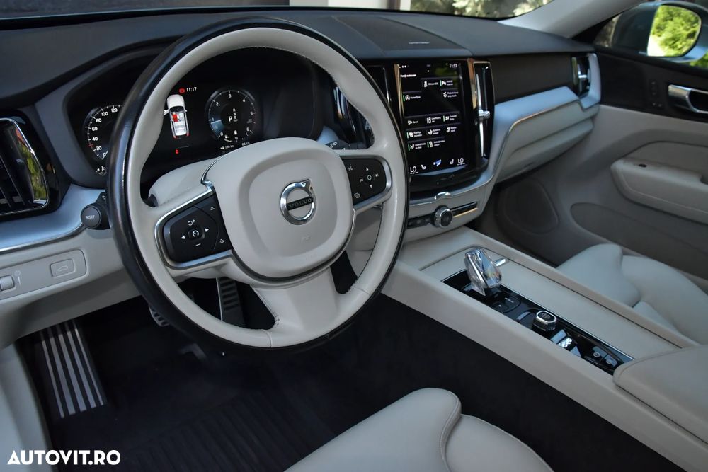 Volvo XC 60 B4 MHEV AT8 AWD Momentum Pro - 19