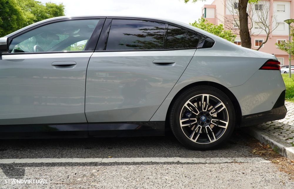 BMW i5 - 8