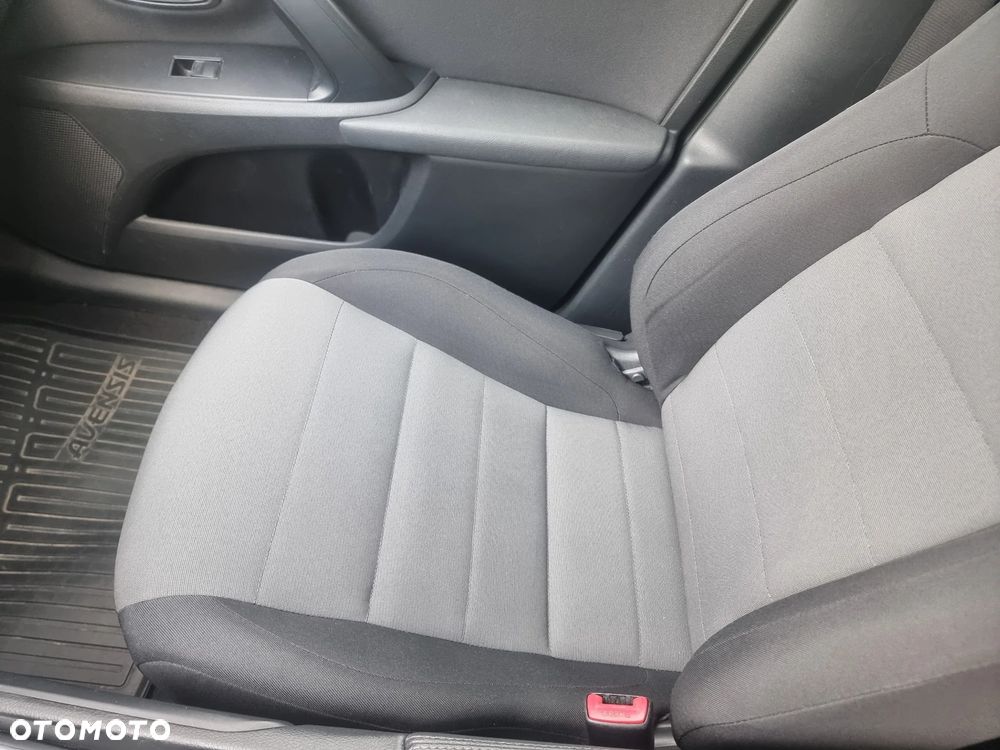 Toyota Avensis 1.8 Active - 11