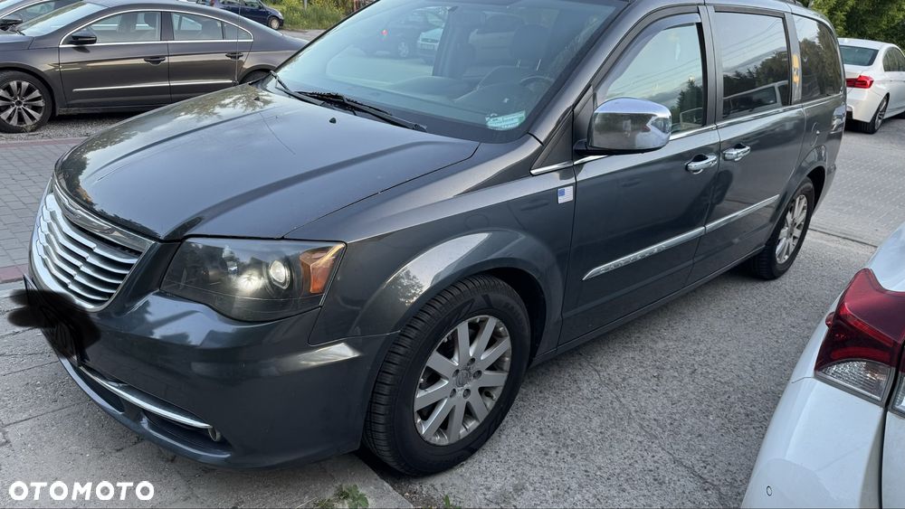 Chrysler Town & Country - 2