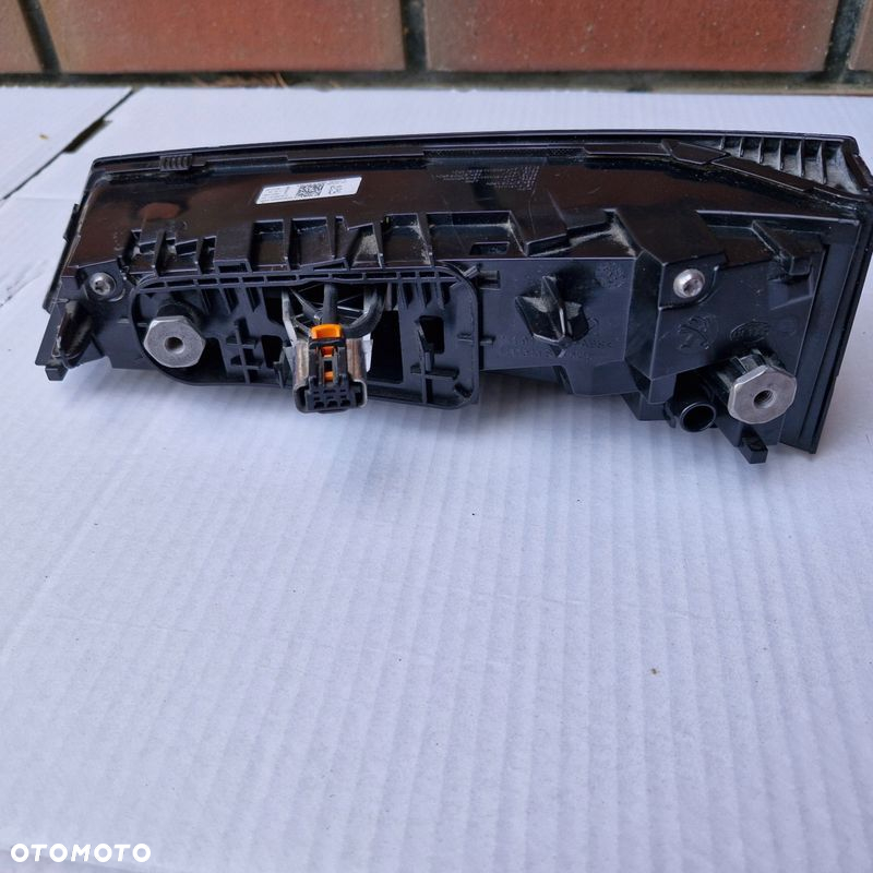LAMPA LED KLAPY BAGAŻNIKA TYŁ TYLNEJ LEWA PEUGEOT 308 III P5 T10 9835300680 - 5