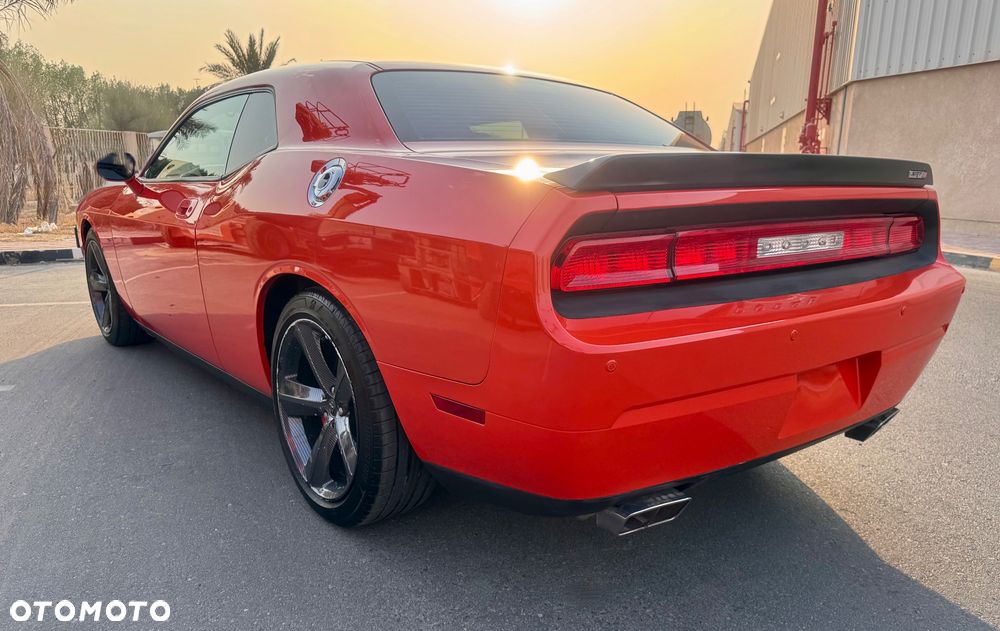 Dodge Challenger 6.1 SRT8 - 6