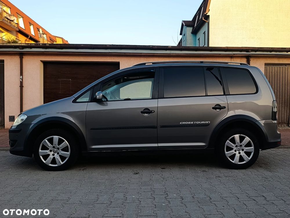 Volkswagen Touran 2.0 TDI DPF DSG Cross - 2