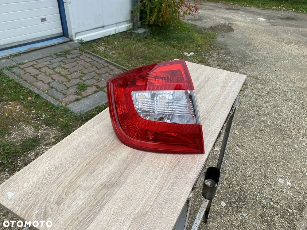 LAMPA TYLNA LEWA SKODA RAPID 5JH945095 - 1