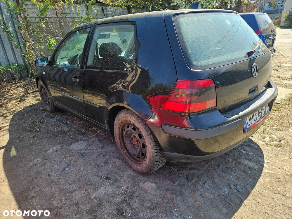 Golf 4 czarny trzydrzwiowy 1.4 16 v na części - 2