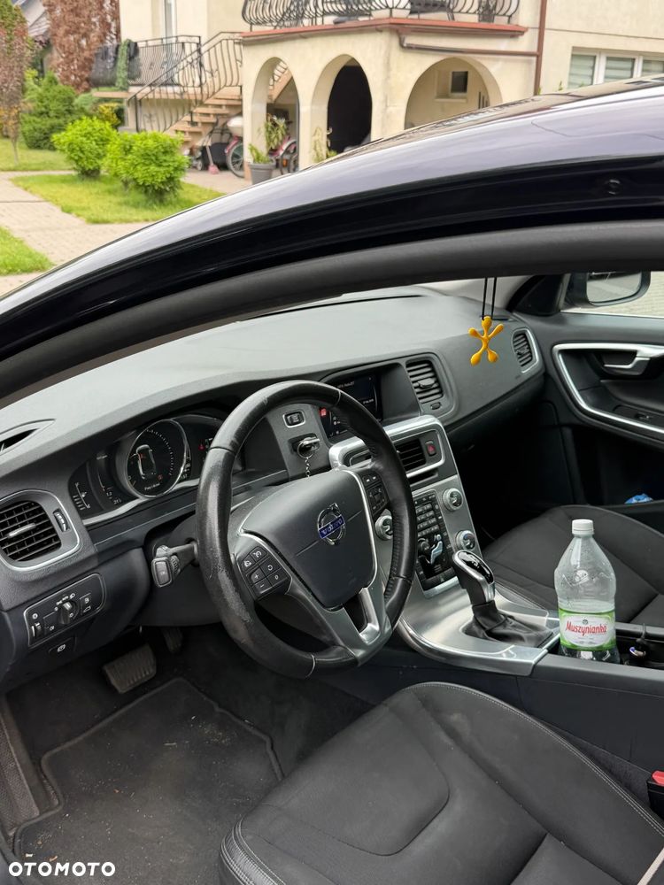 Volvo S60 T3 Drive-E Dynamic Edition (Kinetic) - 2