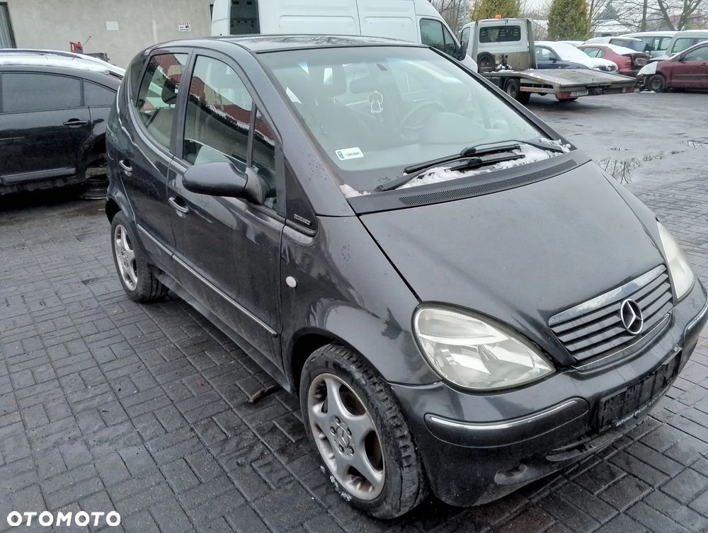 Mercedes – Benz Klasa A W168 FL (01-04r.) 1.9 B 125KM. Silnik 166990 (166.990) Skrzynia 716506 (716.506) (Przeł. 3.72) lakier 195 - METEOR GRAU. Cały na części. GWARANCJA !!!  Przód Tył Zestaw Komplet Drzwi Klapa Zderzak Błotnik Maska Grill Atrapa Szyba Pas Lampa Lusterko Boczki Fotel Kanapa Kokpit Deska Rozdzielcza Przełącznik Włącznik Sterownik Przewody Wiązka Instalacja Moduł Komputer Czujnik Listwa Pompa Alternator Wtryski Głowica Rozrusznik Kompresor Sprzęgło Dwumas Silnik Skrzynia ABS Klimatyzacji Paliwa Wspomagania Kolektor Turbina Przepustnica Zawór Chłodnica Koło Hak Belka Sanki Zawieszenie Mcpherson Półoś Amortyzator Wydech Tłumik Zacisk Most - 3