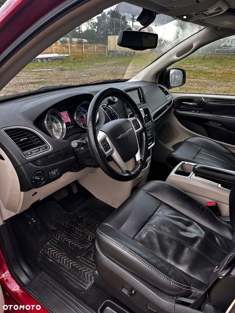 Chrysler Town & Country - 18