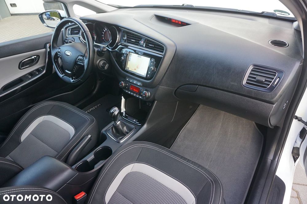 Kia Ceed 1.6 GDI Dream Team Edition - 6