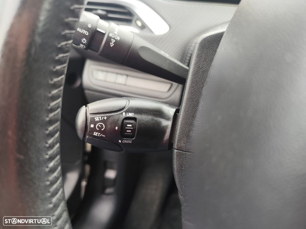 Peugeot 2008 1.2 PureTech Style - 24