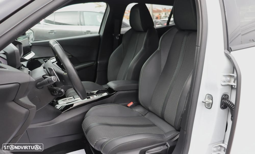 Peugeot 2008 PureTech 130 EAT8 GT - 13