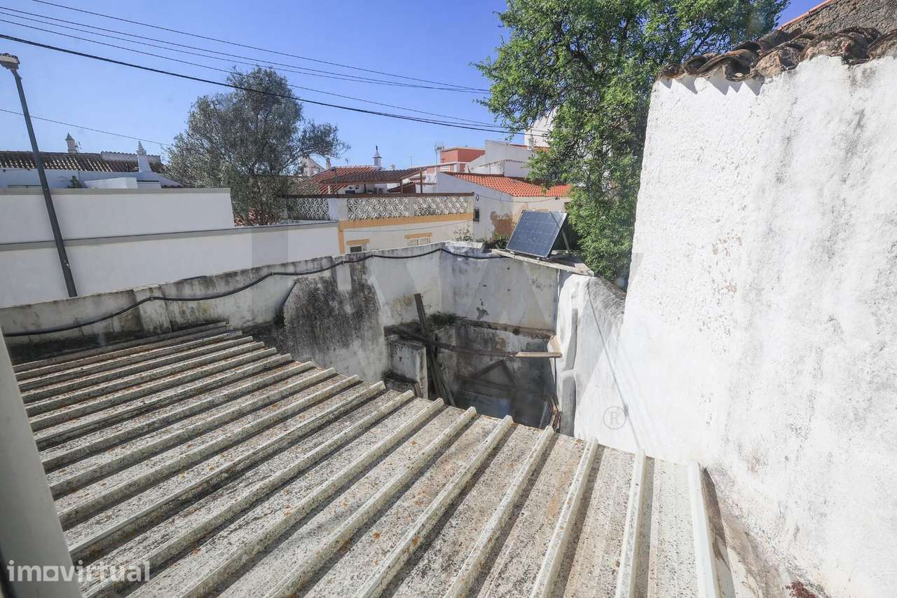 Armazém com quintal passivel de converter em habitação. - Grande imagem: 5/14