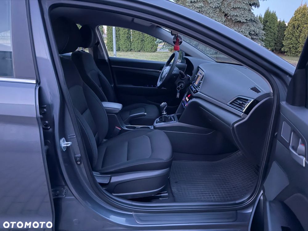 Hyundai Elantra 1.6 Comfort - 11