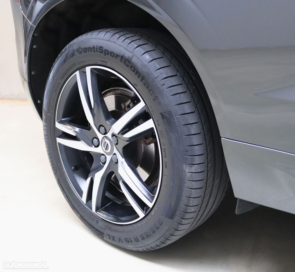 Volvo XC 60 2.0 T6 PHEV R-Design AWD - 42