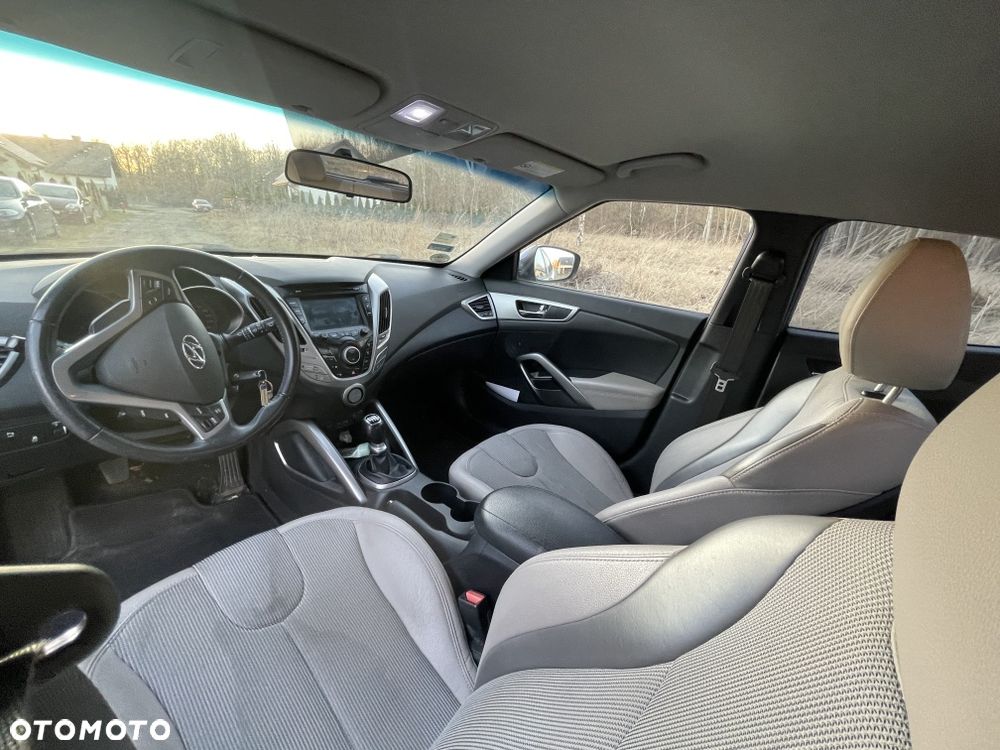 Hyundai Veloster - 4