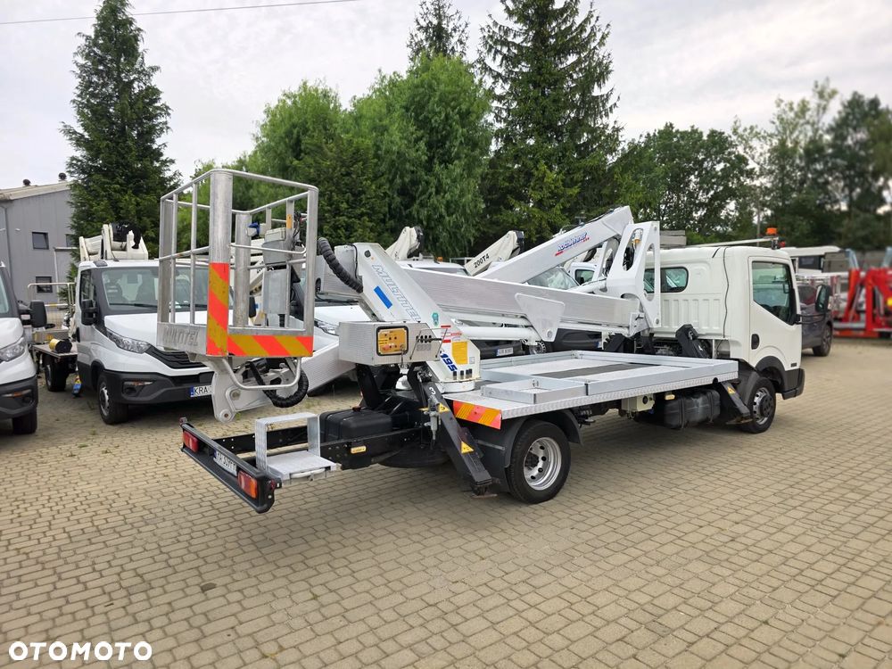 Nissan Cabstar / Multitel HX195 - 3