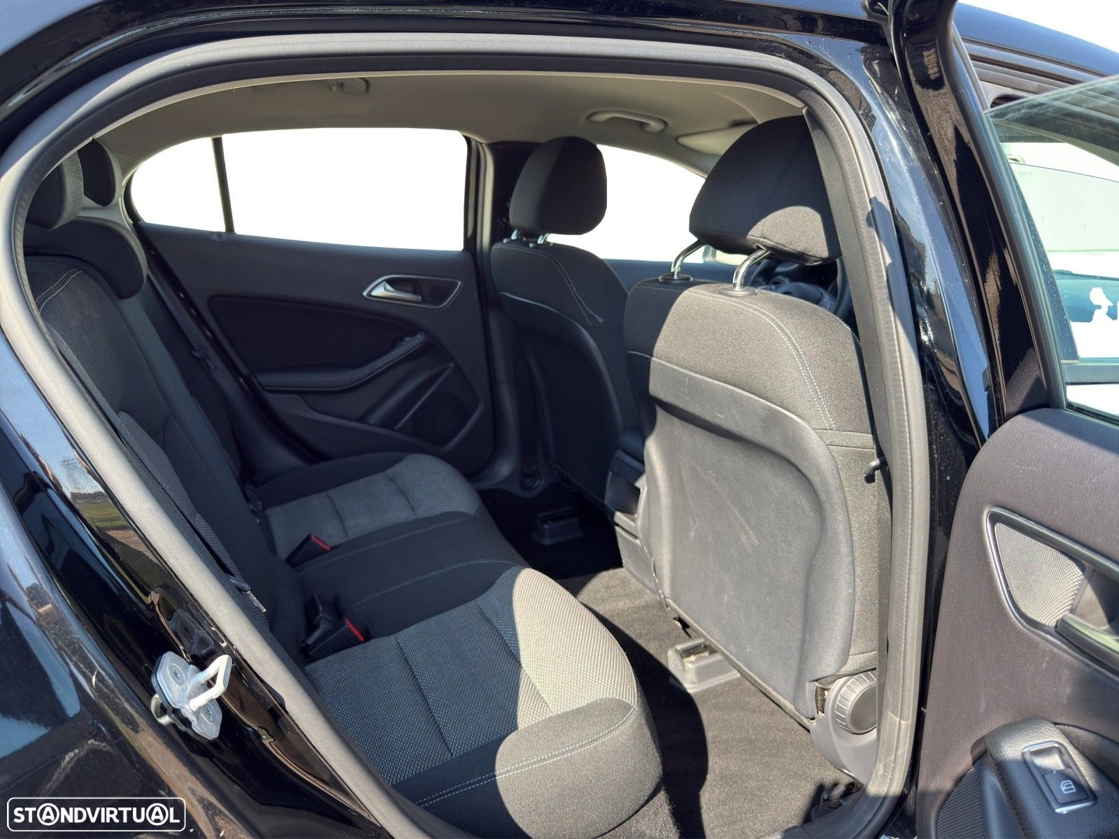 Mercedes-Benz GLA 180 d - 16