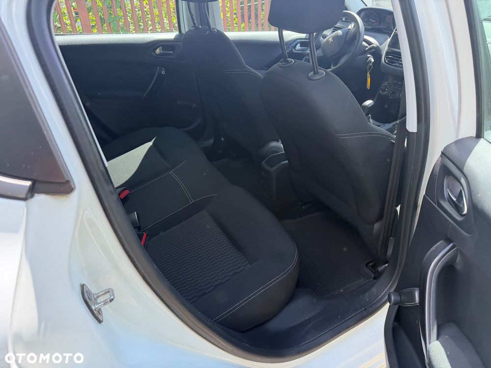 Peugeot 208 - 8