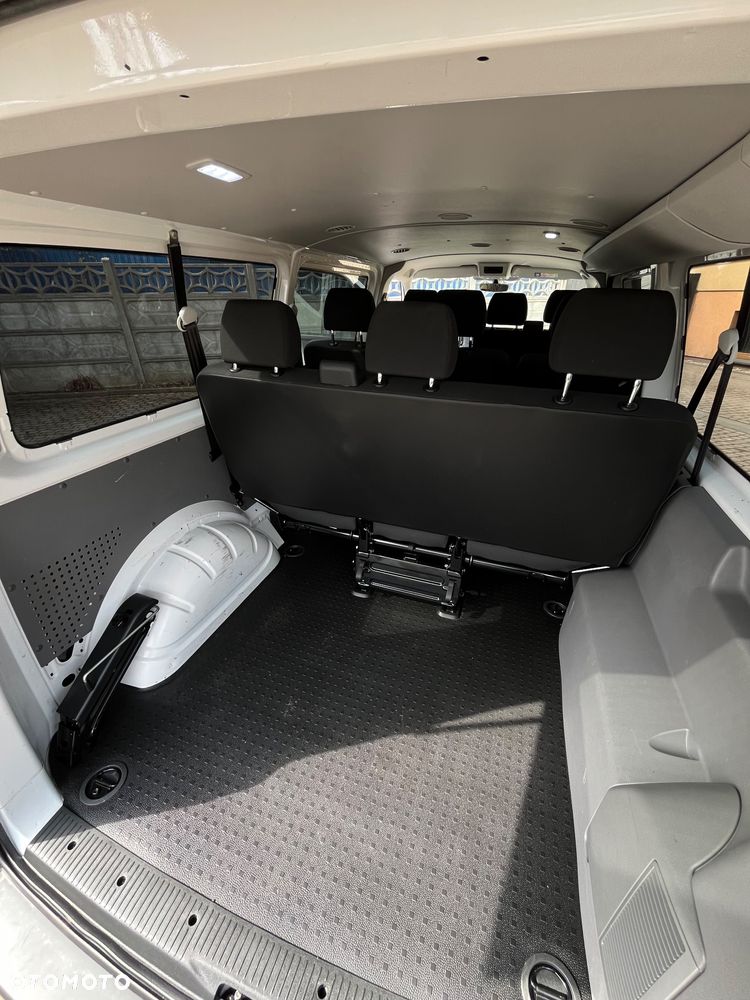 Volkswagen Transporter Kombi L2H1 - 12