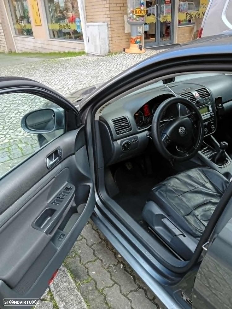 VW Jetta 1.9 TDi Confortline - 9